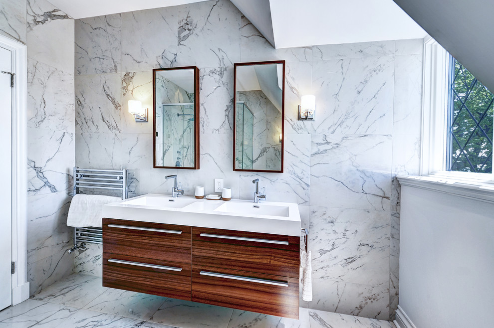 Foto de cuarto de baño principal contemporáneo con armarios con paneles lisos, puertas de armario de madera oscura, baldosas y/o azulejos grises, paredes grises y lavabo integrado