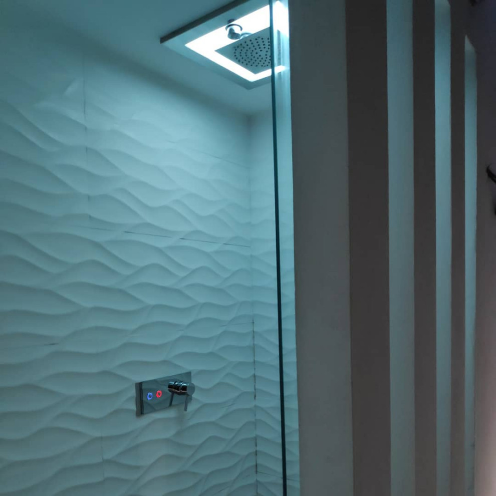 Idee per una sauna minimal di medie dimensioni con doccia aperta, piastrelle bianche, piastrelle in gres porcellanato, pareti bianche, pavimento in gres porcellanato, pavimento beige, doccia aperta e soffitto a volta