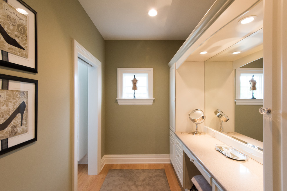 Inspiration för ett stort vintage en-suite badrum, med släta luckor, vita skåp, gröna väggar och ljust trägolv
