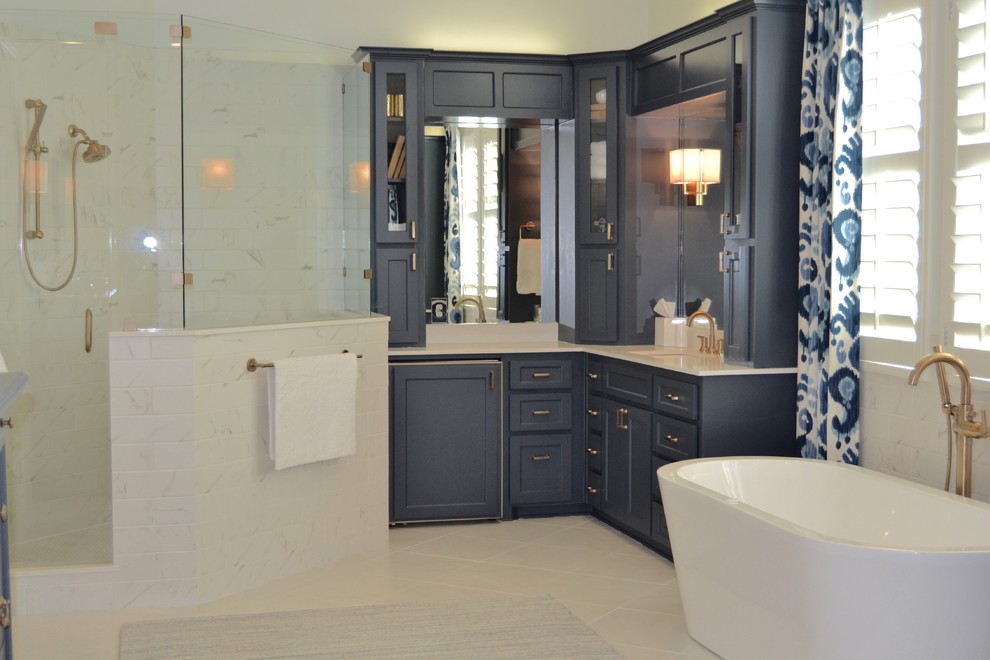 Idée de décoration pour une grande salle de bain principale tradition avec un placard à porte shaker, des portes de placard bleues, une baignoire indépendante, une douche d'angle, WC séparés, un carrelage blanc, des carreaux de porcelaine, un mur blanc, un sol en carrelage de porcelaine, un lavabo encastré, un plan de toilette en quartz modifié, un sol blanc et une cabine de douche à porte battante.