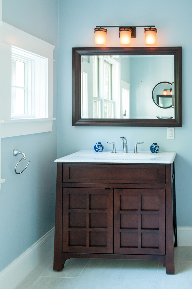 Idee per una stanza da bagno stile marinaro con ante marroni, piastrelle bianche, pareti blu e pavimento con piastrelle in ceramica
