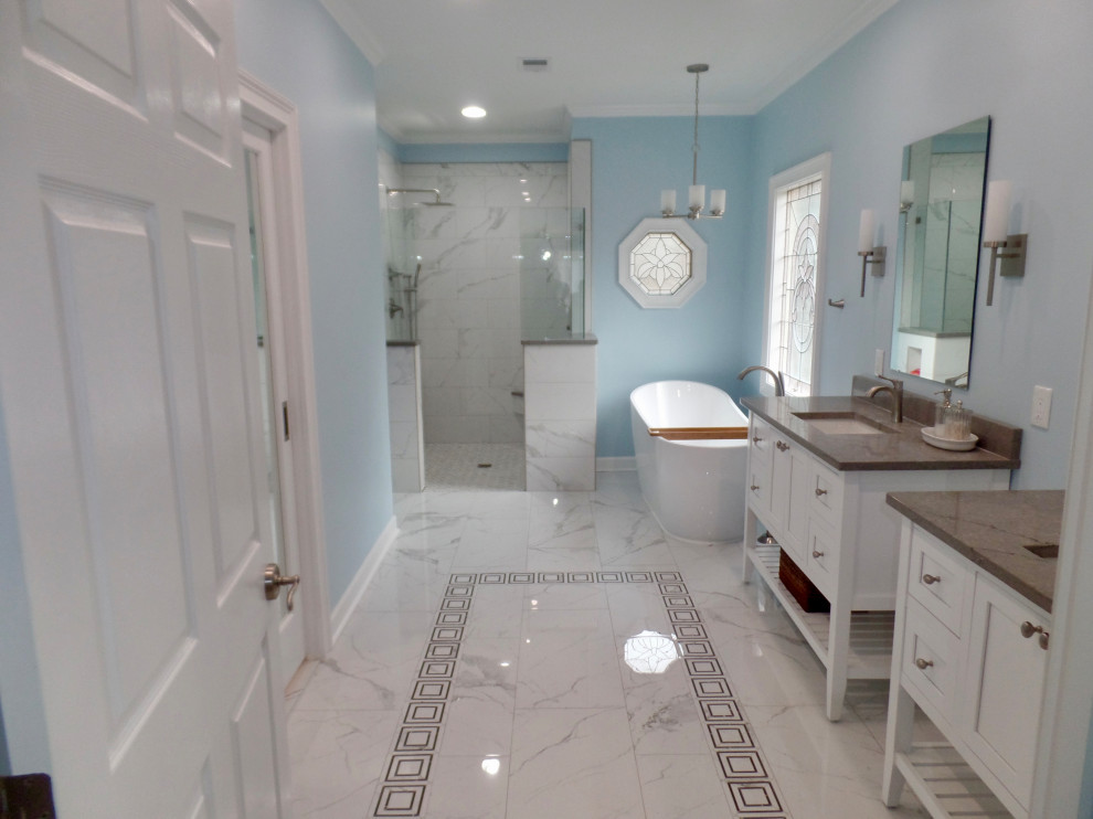 Idéer för ett stort klassiskt grå en-suite badrum, med möbel-liknande, vita skåp, ett fristående badkar, en kantlös dusch, en toalettstol med hel cisternkåpa, vit kakel, porslinskakel, blå väggar, klinkergolv i porslin, ett undermonterad handfat, bänkskiva i kvarts, vitt golv och med dusch som är öppen