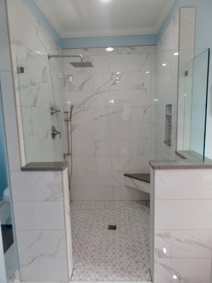Idéer för ett stort klassiskt grå en-suite badrum, med möbel-liknande, vita skåp, ett fristående badkar, en kantlös dusch, en toalettstol med hel cisternkåpa, vit kakel, porslinskakel, blå väggar, klinkergolv i porslin, ett undermonterad handfat, bänkskiva i kvarts, vitt golv och med dusch som är öppen