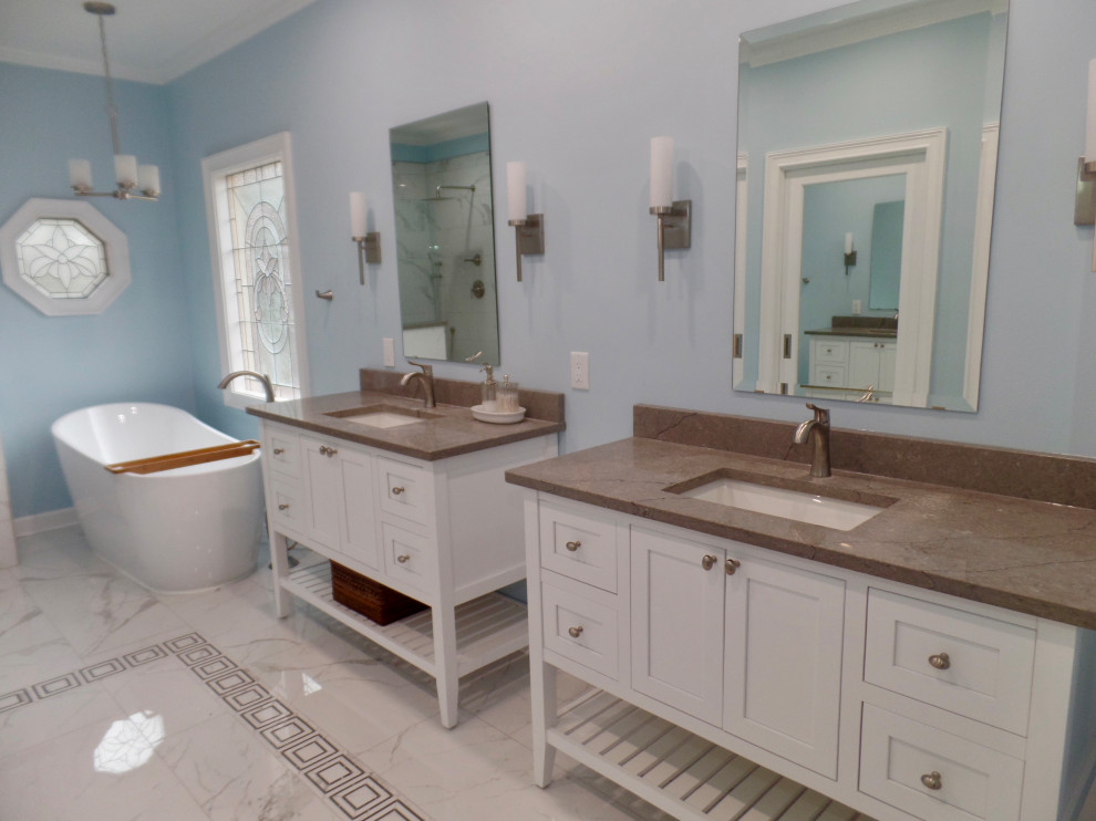 Cette photo montre une grande salle de bain principale chic avec un placard en trompe-l'oeil, des portes de placard blanches, une baignoire indépendante, une douche à l'italienne, WC à poser, un carrelage blanc, des carreaux de porcelaine, un mur bleu, un sol en carrelage de porcelaine, un lavabo encastré, un plan de toilette en quartz modifié, un sol blanc, aucune cabine, un plan de toilette gris, un banc de douche, meuble simple vasque et meuble-lavabo sur pied.