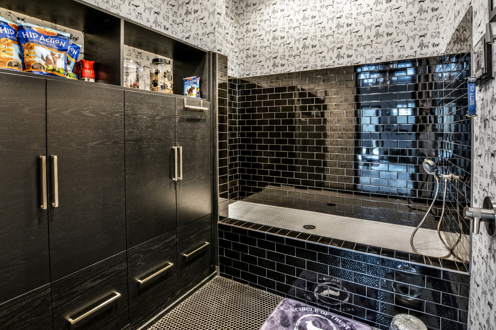 Inredning av ett modernt mellanstort badrum med dusch, med släta luckor, svarta skåp, en dusch i en alkov, svart kakel, tunnelbanekakel, flerfärgade väggar, mosaikgolv, svart golv och med dusch som är öppen