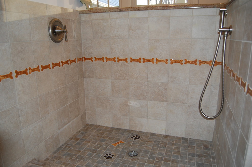 Cette photo montre une douche en alcôve chic avec un carrelage marron, des carreaux de céramique et aucune cabine.