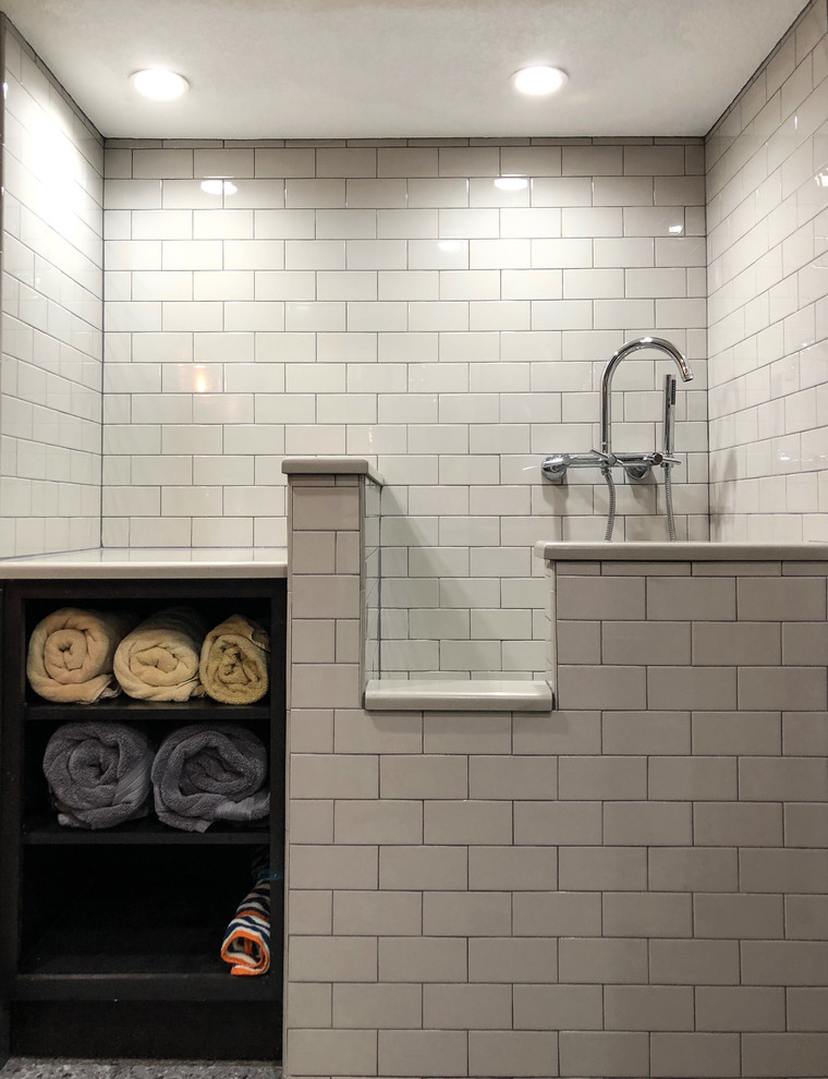 Пример оригинального дизайна: ванная комната среднего размера в стиле лофт с плоскими фасадами, темными деревянными фасадами, душем без бортиков, унитазом-моноблоком, белой плиткой, керамической плиткой, желтыми стенами, бетонным полом, душевой кабиной, монолитной раковиной, столешницей из искусственного камня, серым полом, открытым душем и бежевой столешницей