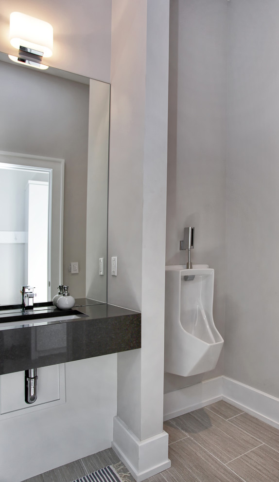 Idee per una grande stanza da bagno padronale moderna con nessun'anta, orinatoio, pareti grigie, lavabo sottopiano e top in quarzite