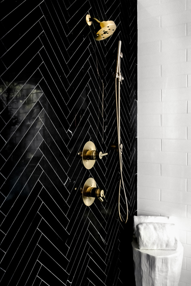 Inspiration för ett vintage en-suite badrum, med svart och vit kakel och marmorkakel