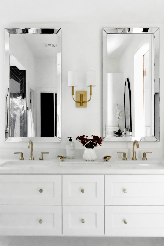 Стильный дизайн: маленькая главная ванная комната в стиле неоклассика (современная классика) с фасадами в стиле шейкер, белыми фасадами, отдельно стоящей ванной, душем без бортиков, белой плиткой, керамогранитной плиткой, белыми стенами, мраморным полом, врезной раковиной, столешницей из искусственного кварца, серым полом, душем с распашными дверями и белой столешницей для на участке и в саду - последний тренд