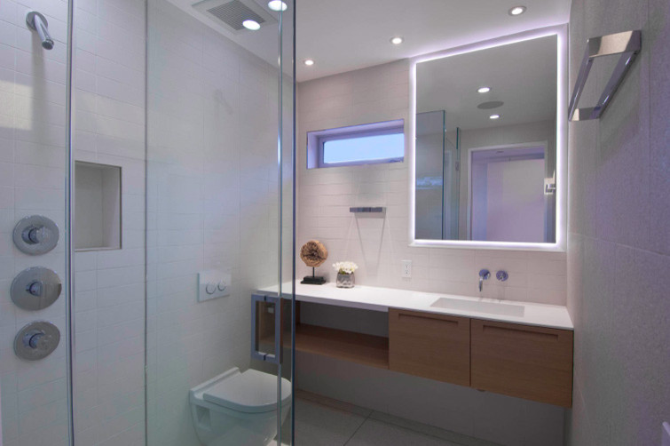 Inspiration for a modern bathroom remodel in Los Angeles