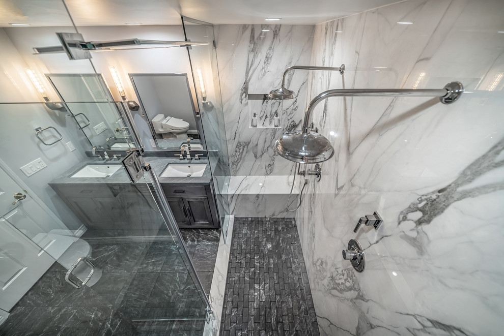 Exempel på ett mellanstort modernt grön grönt en-suite badrum, med skåp i shakerstil, grå skåp, en dubbeldusch, en bidé, svart och vit kakel, stenhäll, grå väggar, klinkergolv i porslin, ett undermonterad handfat, bänkskiva i kvartsit, flerfärgat golv och dusch med gångjärnsdörr