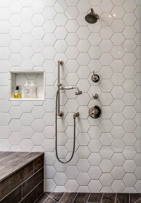 Großes Stilmix Badezimmer En Suite mit Marmor-Waschbecken/Waschtisch, Duschnische und Keramikboden in Los Angeles