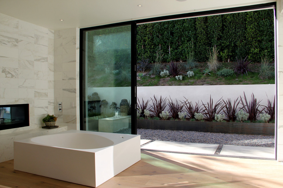 This is an example of a modern bathroom in Los Angeles with a freestanding bath.