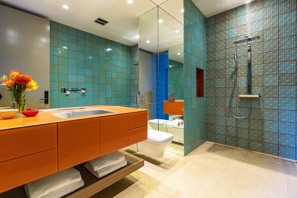 На фото: большая главная ванная комната в современном стиле с оранжевыми фасадами, полновстраиваемой ванной, открытым душем, инсталляцией, зеленой плиткой, зелеными стенами, врезной раковиной, плоскими фасадами и открытым душем с