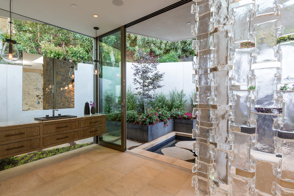 Стильный дизайн: огромная главная ванная комната в современном стиле с плоскими фасадами, фасадами цвета дерева среднего тона, накладной раковиной и зеркалом с подсветкой - последний тренд