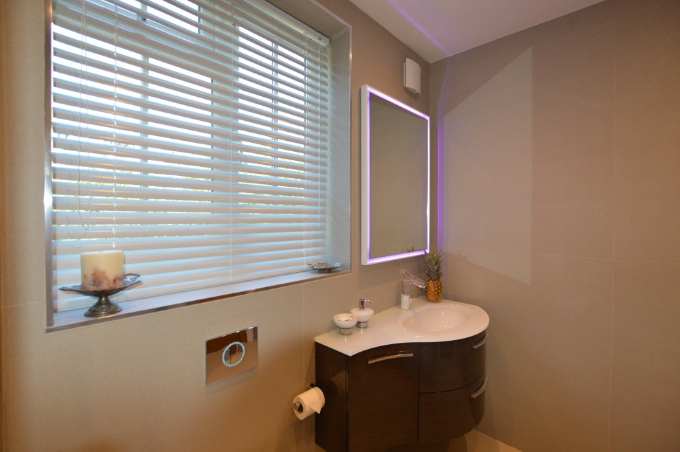 Dollis Hill Lane, London, NW2 Modern Bathroom London by Silke