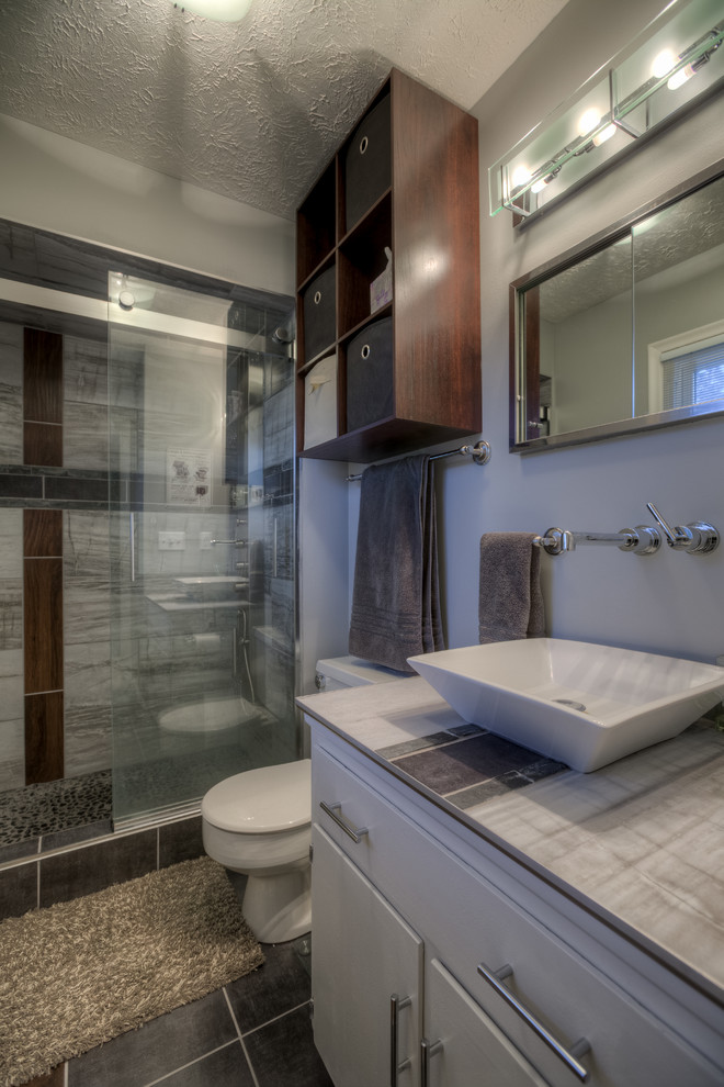 Inspiration för ett mellanstort vintage grå grått en-suite badrum, med släta luckor, vita skåp, en dusch i en alkov, grå kakel, keramikplattor, grå väggar, klinkergolv i keramik, ett fristående handfat, kaklad bänkskiva, blått golv och dusch med skjutdörr