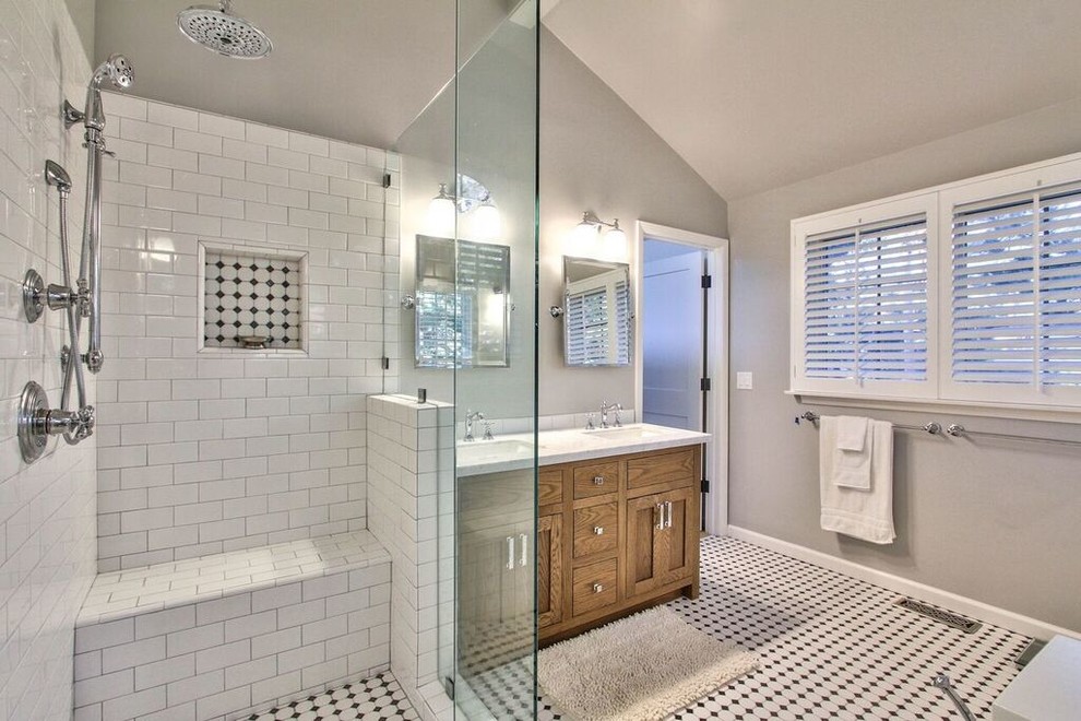 Mittelgroßes Klassisches Badezimmer mit verzierten Schränken, braunen Schränken, Eckdusche, weißen Fliesen, grauer Wandfarbe, Unterbauwaschbecken, buntem Boden, Falttür-Duschabtrennung und weißer Waschtischplatte in Los Angeles