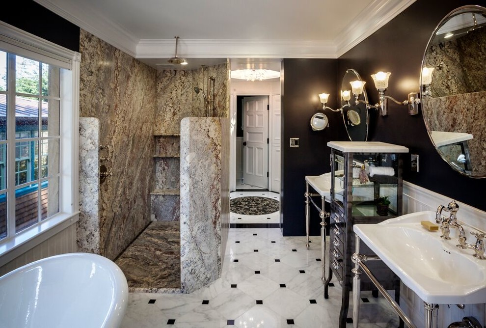 Идея дизайна: главная ванная комната среднего размера в классическом стиле с отдельно стоящей ванной, душем в нише, коричневой плиткой, серой плиткой, плиткой из листового камня, черными стенами, мраморным полом, консольной раковиной, разноцветным полом и открытым душем