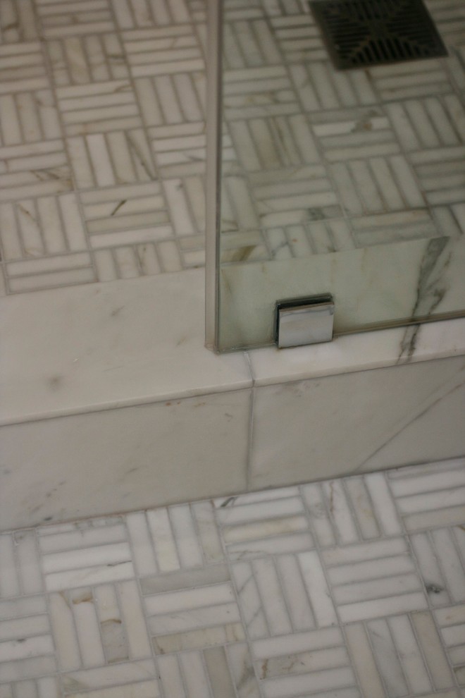 Modern inredning av ett badrum med dusch, med vit kakel
