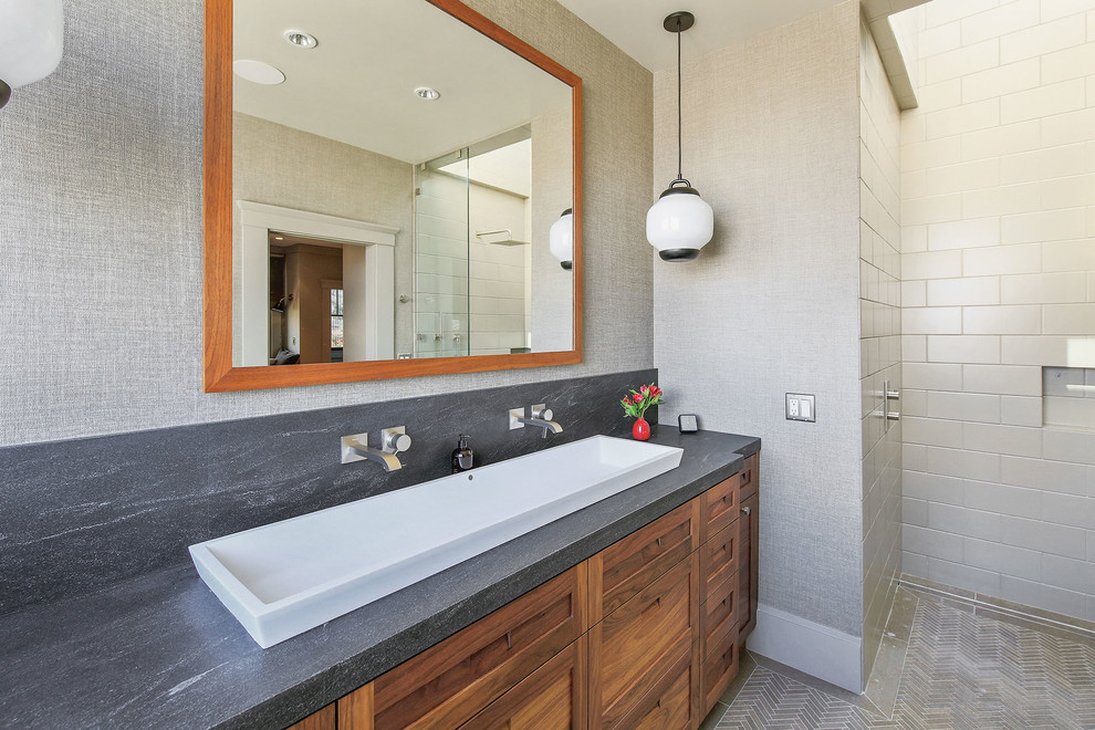 Свежая идея для дизайна: ванная комната в классическом стиле с душем в нише, бежевой плиткой, полом из мозаичной плитки, раковиной с несколькими смесителями, столешницей из талькохлорита, серым полом и открытым душем - отличное фото интерьера