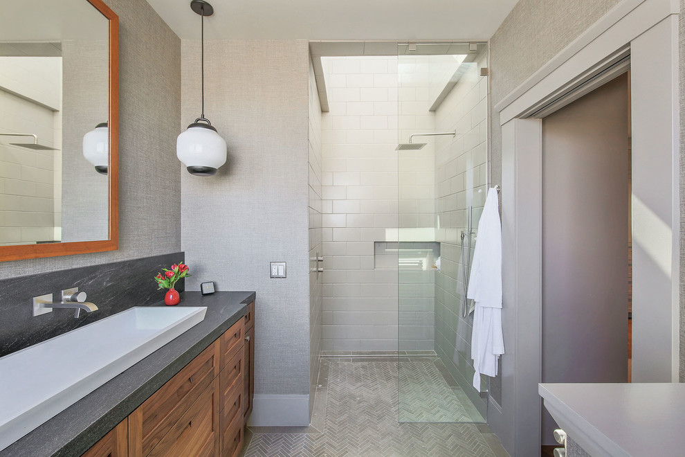 На фото: ванная комната в классическом стиле с душем в нише, бежевой плиткой, полом из мозаичной плитки, раковиной с несколькими смесителями, столешницей из талькохлорита, серым полом и открытым душем с