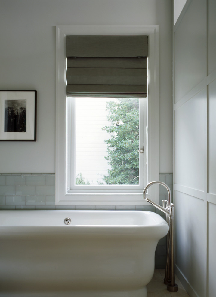 Diseño de cuarto de baño rectangular tradicional con bañera exenta y baldosas y/o azulejos de cemento
