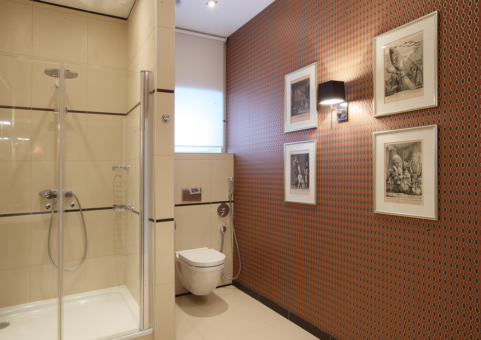Modern inredning av ett badrum med dusch, med en dusch i en alkov, en vägghängd toalettstol, vit kakel, orange väggar och klinkergolv i porslin