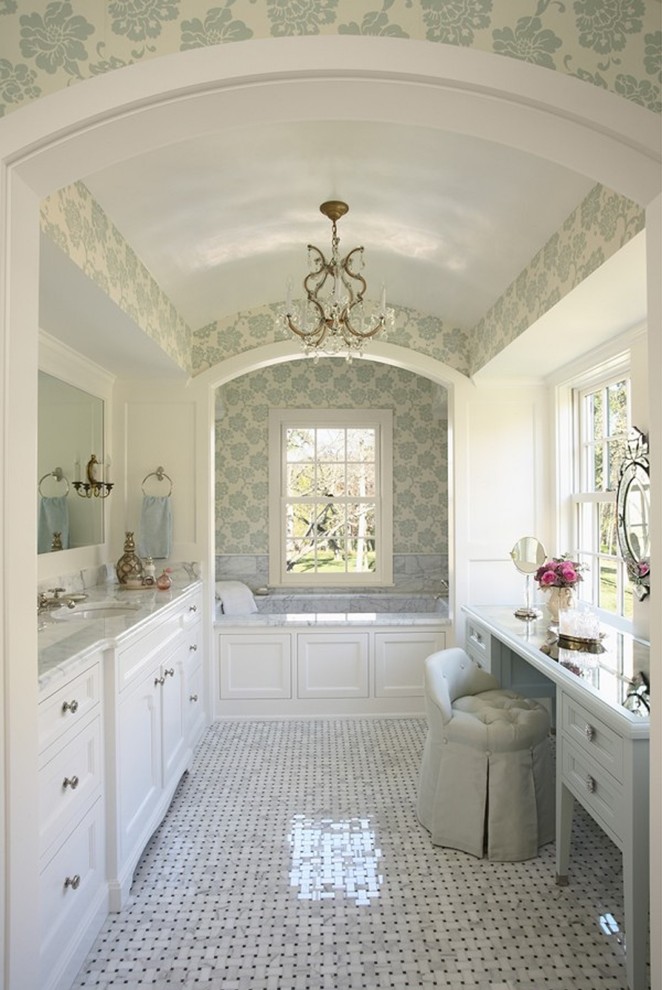 Bild på ett vintage badrum, med ett undermonterad handfat, luckor med infälld panel, vita skåp, flerfärgade väggar och mosaikgolv