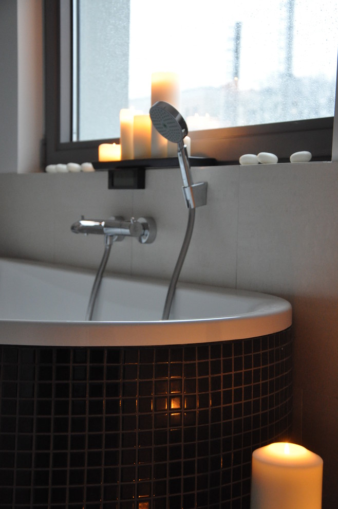 Idee per una grande stanza da bagno padronale moderna con vasca freestanding, piastrelle beige, piastrelle in gres porcellanato, pareti bianche e pavimento in gres porcellanato