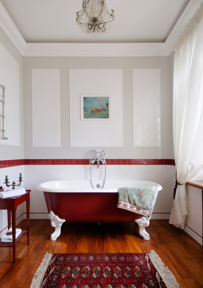 Aménagement d'une salle de bain classique avec une baignoire sur pieds, un carrelage blanc, un carrelage rouge, un mur blanc et parquet foncé.