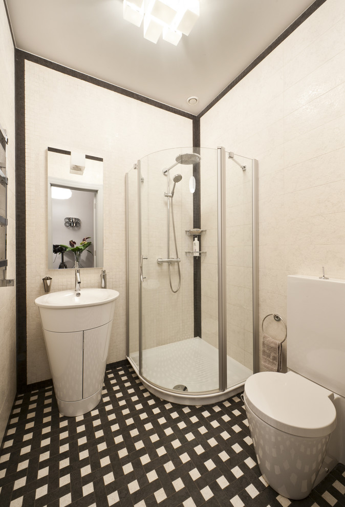 Exemple d'une salle d'eau tendance avec des portes de placard blanches, une douche d'angle, WC séparés, un mur blanc et un lavabo de ferme.