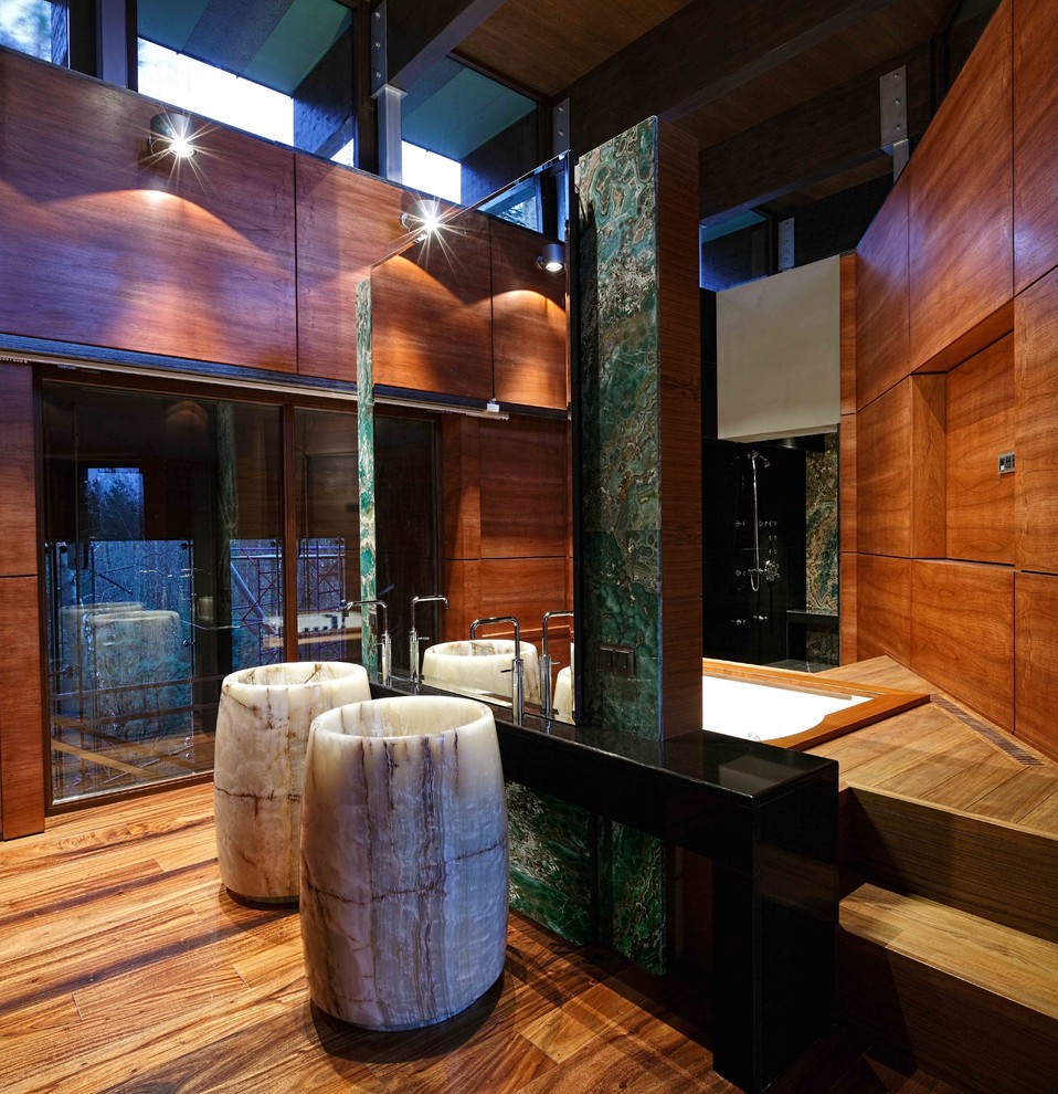 На фото: ванная комната в современном стиле с накладной ванной, коричневыми стенами и раковиной с пьедесталом