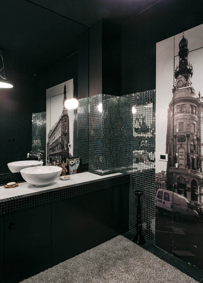 Cette photo montre une salle de bain tendance avec mosaïque, un mur noir et une vasque.
