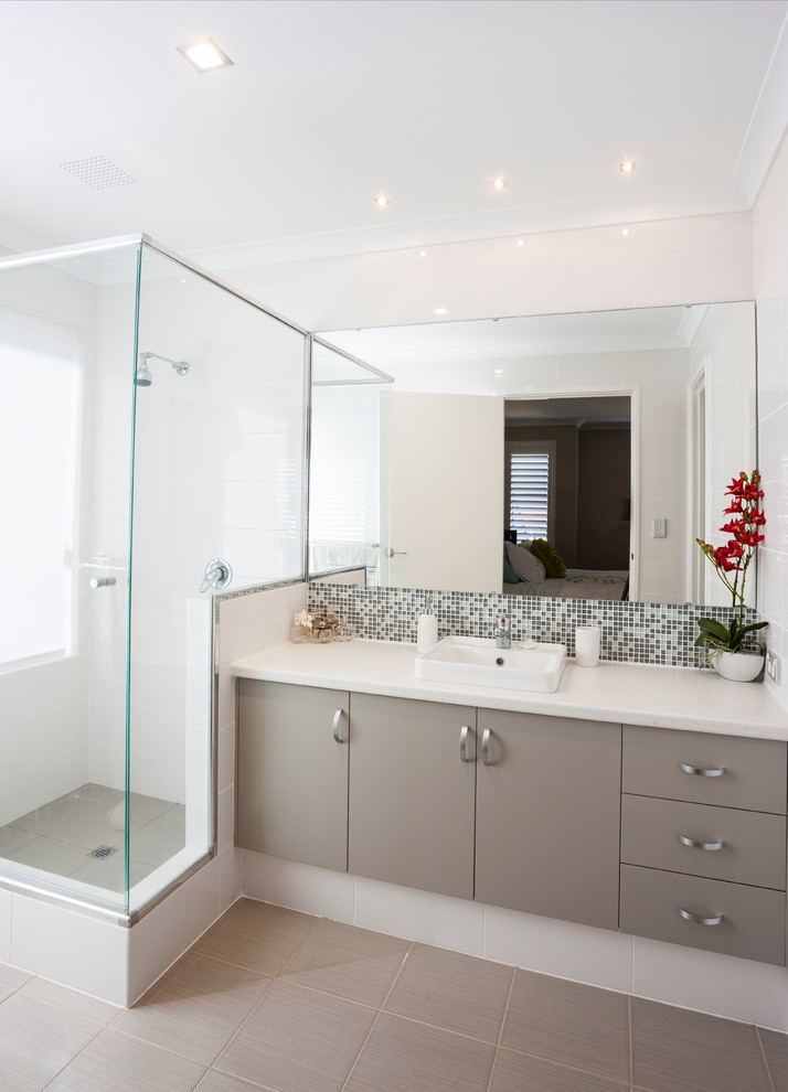 Свежая идея для дизайна: ванная комната в современном стиле с плоскими фасадами, серыми фасадами, угловым душем, бежевой плиткой и белыми стенами - отличное фото интерьера