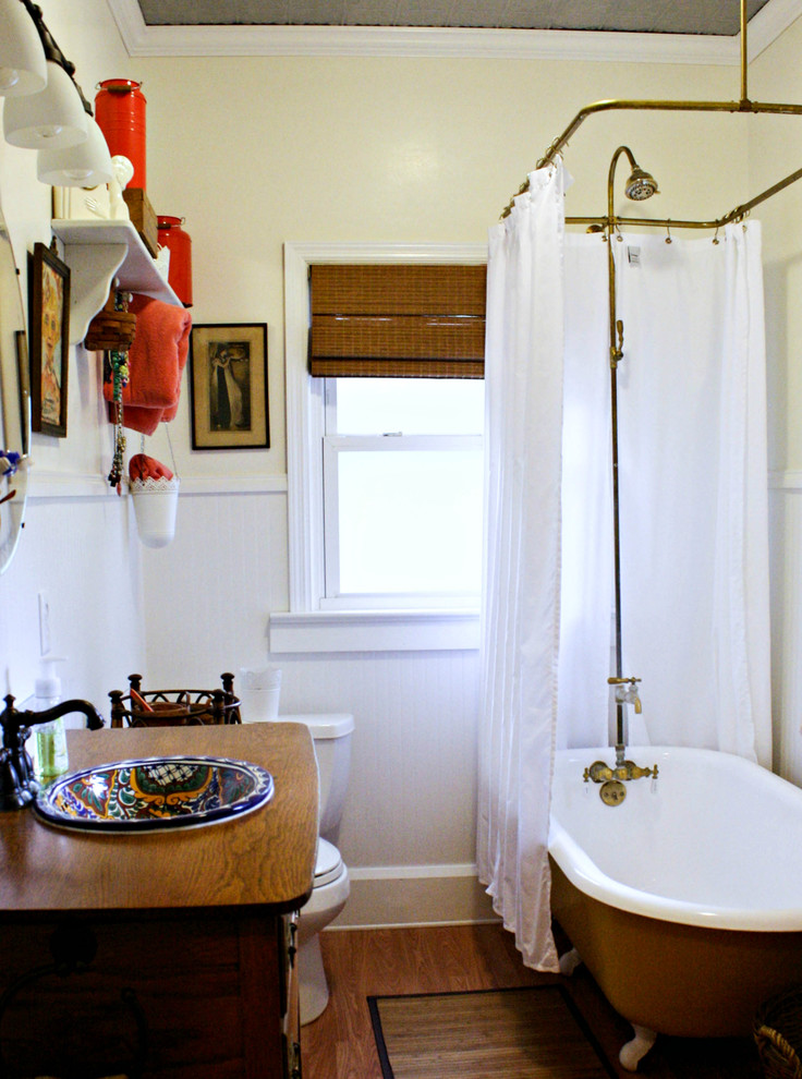 Idee per una stanza da bagno tradizionale con lavabo da incasso, vasca con piedi a zampa di leone, vasca/doccia, WC a due pezzi e doccia con tenda