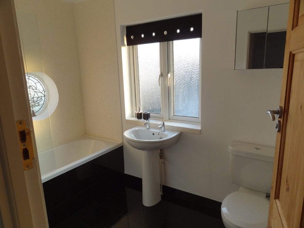 Example of a minimalist bathroom design in London