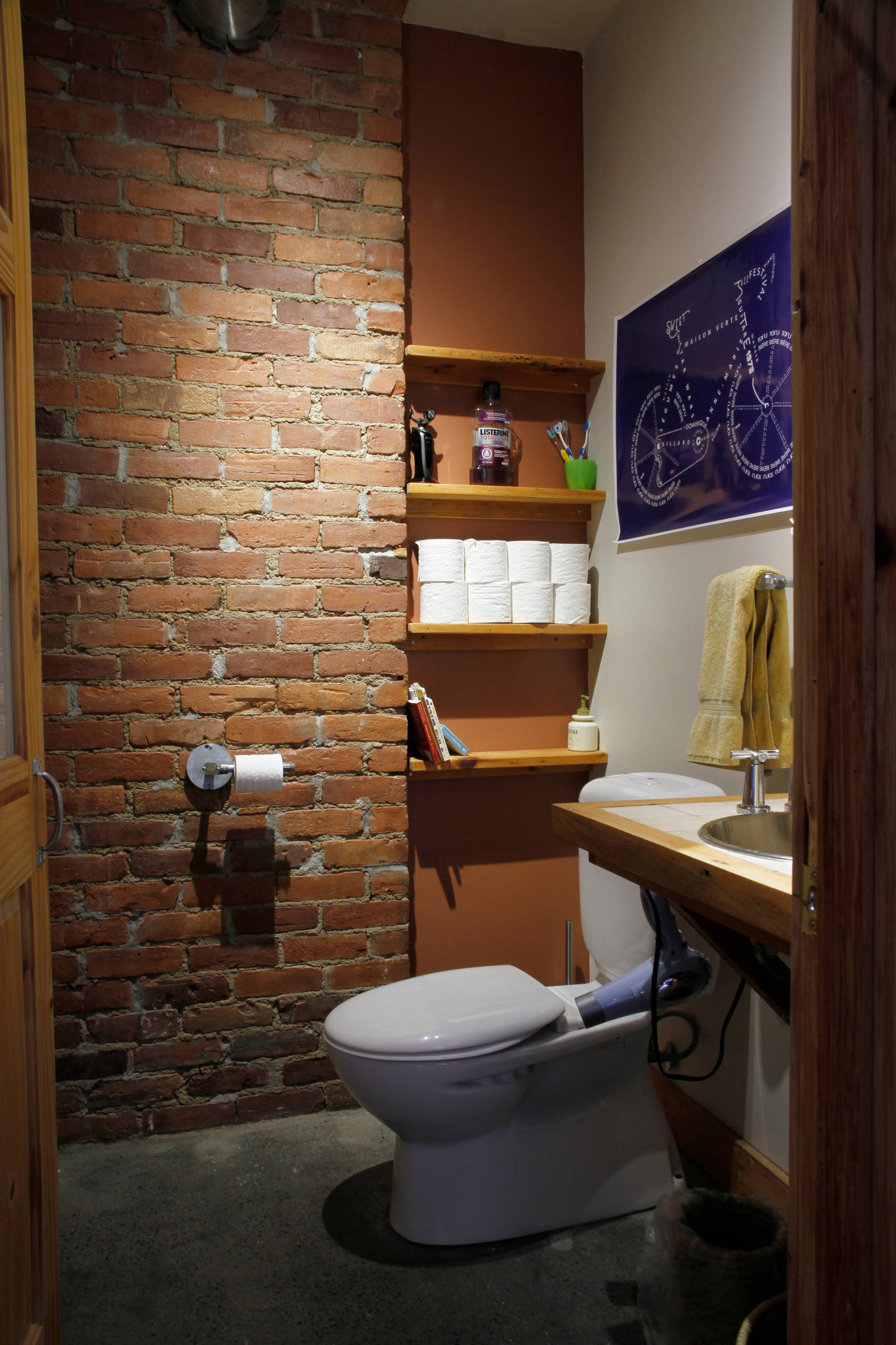 33 лайфхака для маленькой ванной и туалета: интересные идеи для ванной  комнаты | Houzz Россия