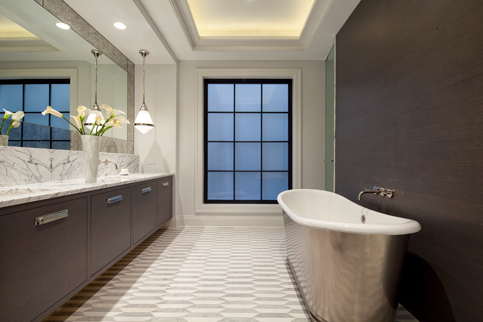 Immagine di una stanza da bagno padronale minimal con ante lisce, ante in legno bruno, vasca freestanding, pareti bianche, lavabo sottopiano e pavimento multicolore