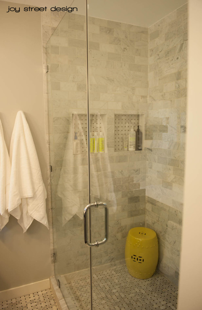 Foto på ett mellanstort vintage vit en-suite badrum, med ett undermonterad handfat, skåp i shakerstil, svarta skåp, bänkskiva i kvarts, en dubbeldusch, en toalettstol med separat cisternkåpa, vit kakel, stenkakel, beige väggar och dusch med gångjärnsdörr
