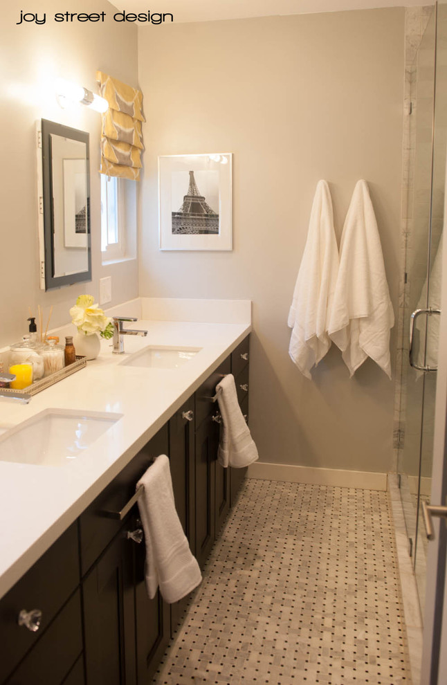 Exempel på ett mellanstort klassiskt vit vitt en-suite badrum, med ett undermonterad handfat, skåp i shakerstil, svarta skåp, bänkskiva i kvarts, en dubbeldusch, en toalettstol med separat cisternkåpa, vit kakel, stenkakel, beige väggar och dusch med gångjärnsdörr