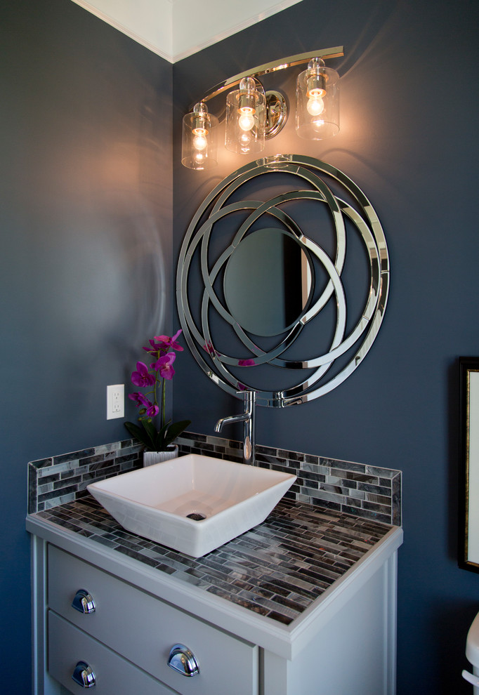 Foto di una piccola stanza da bagno con doccia minimalista con ante lisce, ante grigie, piastrelle grigie, pareti blu, lavabo a bacinella, top piastrellato e top grigio
