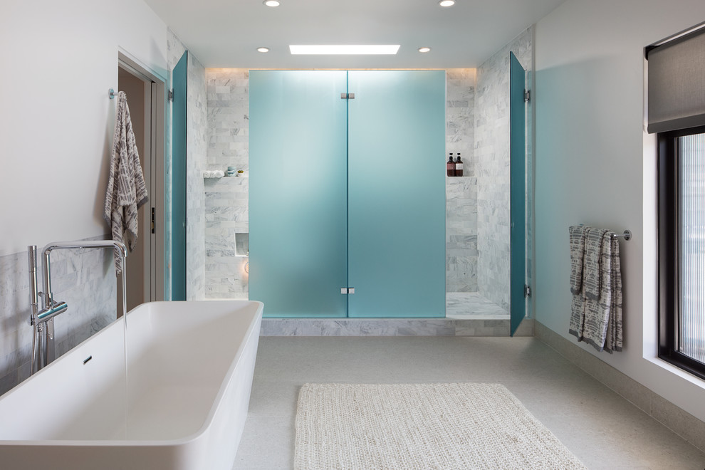 Ejemplo de cuarto de baño contemporáneo con bañera exenta, ducha empotrada, baldosas y/o azulejos grises, baldosas y/o azulejos blancos, paredes blancas, suelo gris y ducha con puerta con bisagras