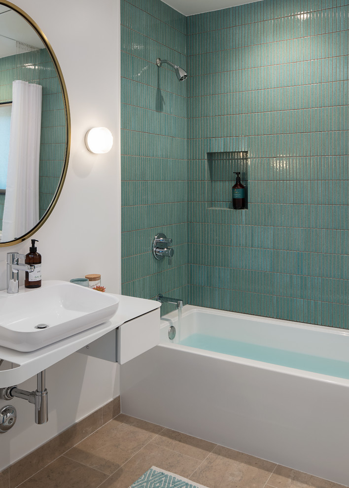 Esempio di una stanza da bagno design con vasca ad alcova, vasca/doccia, piastrelle blu, piastrelle verdi, piastrelle a mosaico, pareti bianche, lavabo a bacinella, pavimento beige e top bianco