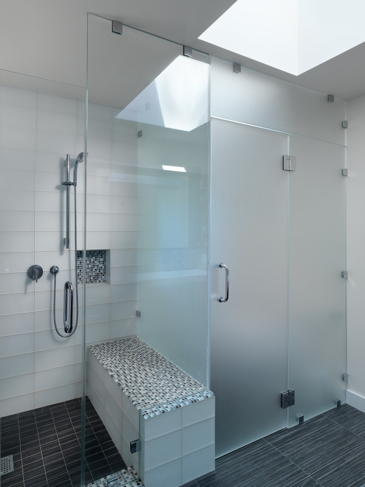 Esempio di una stanza da bagno design con piastrelle di vetro