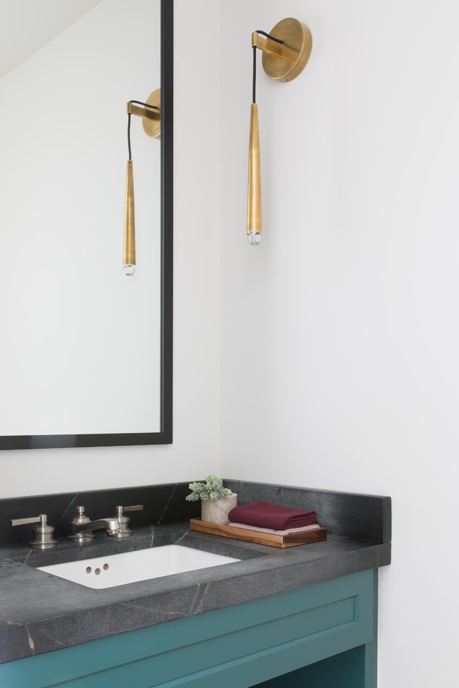 Cette photo montre une petite salle de bain nature avec un placard avec porte à panneau encastré, des portes de placard turquoises, un mur blanc, parquet clair, un lavabo encastré, un plan de toilette en stéatite, un sol beige et un plan de toilette noir.