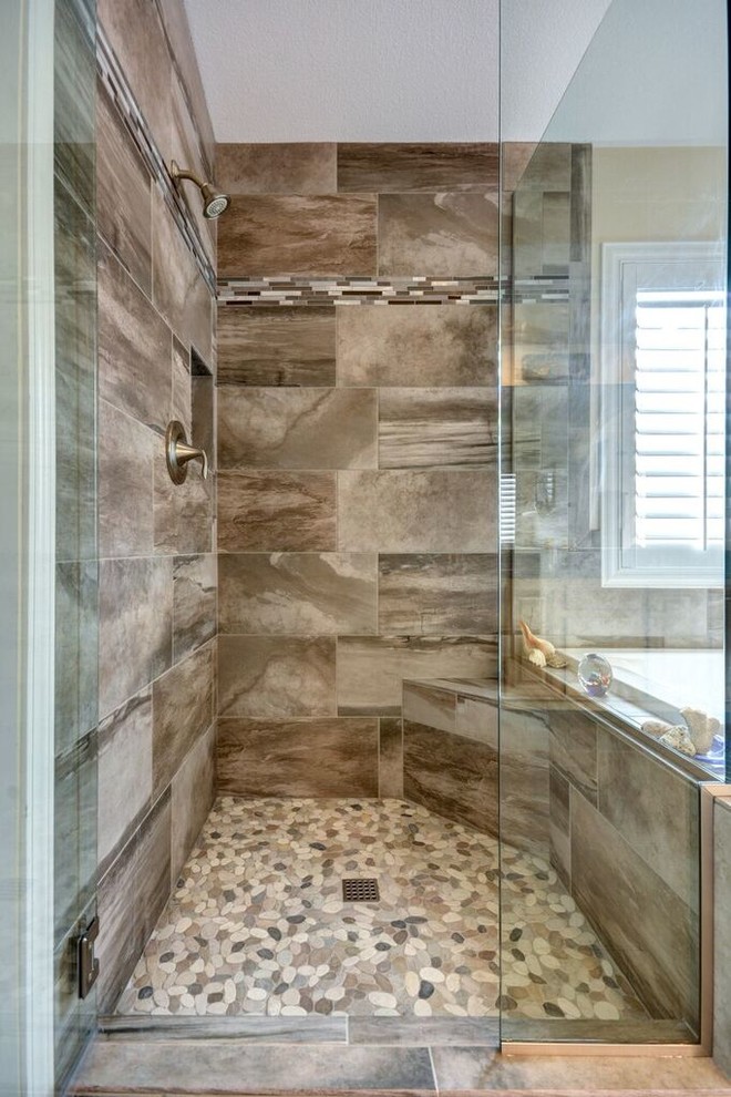 Esempio di una stanza da bagno padronale minimal con vasca da incasso, vasca/doccia, piastrelle marroni, piastrelle in ceramica, pareti blu, pavimento con piastrelle di ciottoli e top piastrellato