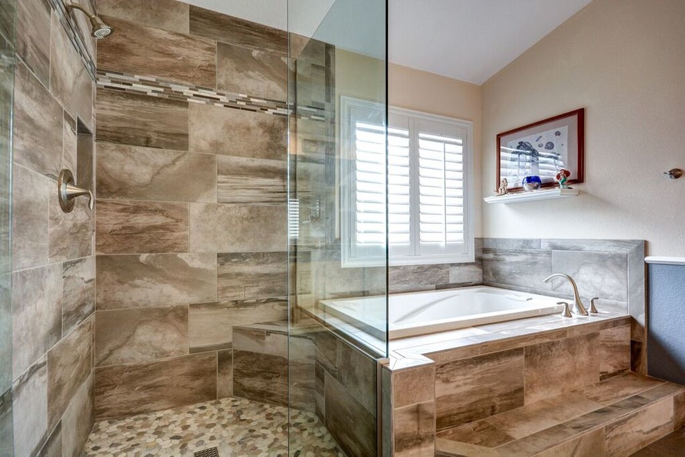 Idéer för funkis en-suite badrum, med ett platsbyggt badkar, en dusch/badkar-kombination, brun kakel, keramikplattor, blå väggar, klinkergolv i småsten och kaklad bänkskiva
