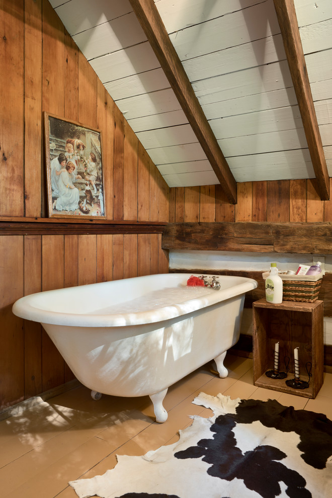 На фото: ванная комната в стиле рустика с отдельно стоящей ванной, коричневой плиткой, коричневыми стенами, светлым паркетным полом и бежевым полом с